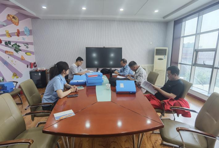 工業(yè)園區聘請專(zhuān)家來(lái)公司進(jìn)行體檢式安全檢查