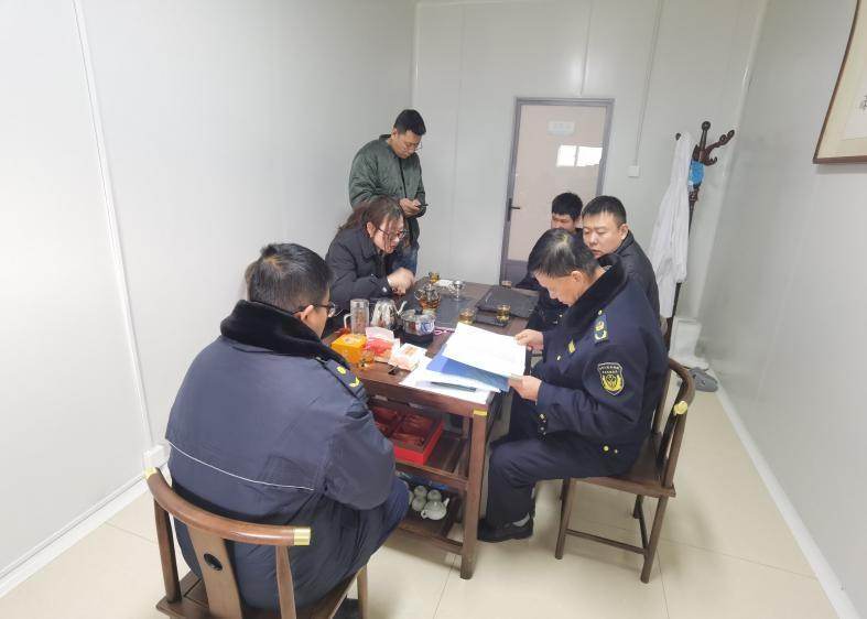 秦皇臺鄉應急辦對隆鑫健達公司進(jìn)行一次安全檢查活動(dòng)